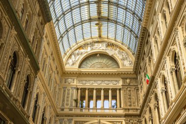 Napoli, İtalya 'daki Umberto I Galerisinin cam tavanı.