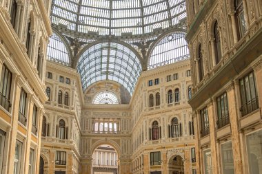 Napoli, İtalya 'daki Umberto I Galerisinin cam tavanı.