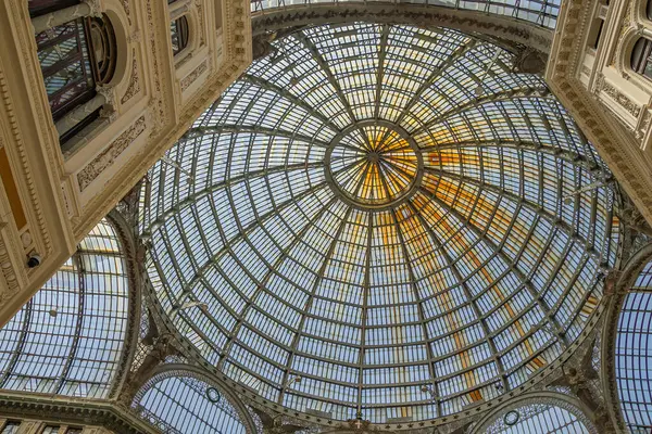 Napoli, İtalya 'daki Umberto I Galerisinin cam tavanı.