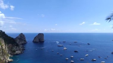 Capri adasında kaya oluşumları