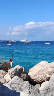 Capri kentinde deniz kenarı (İtalya)