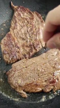 tavada pişirirken baharatlı biftek.