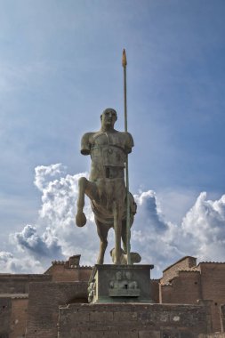 Pompei harabelerinde bronz Centaur heykeli