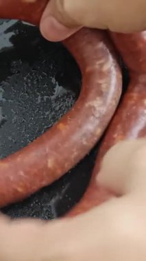 Chorizo 'nun tavada piştiği yakın plan.