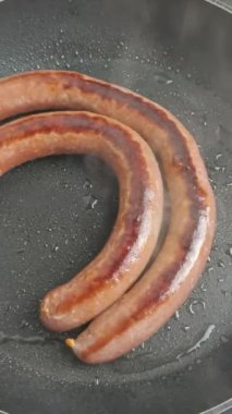 Chorizo 'nun tavada piştiği yakın plan.