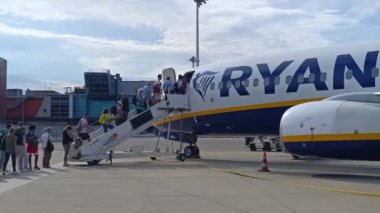 Marignane, Provence-Alpes-Cte d 'Azur, Fransa - 08182024: Marsilya Provence havaalanındaki pistte Ryanair uçağına binen yolcular