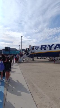Marignane, Provence-Alpes-Cte d 'Azur, Fransa - 08182024: Marsilya Provence havaalanındaki pistte Ryanair uçağına binen yolcular