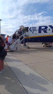 Marignane, Provence-Alpes-Cte d 'Azur, Fransa - 08182024: Marsilya Provence havaalanındaki pistte Ryanair uçağına binen yolcular