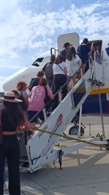 Marignane, Provence-Alpes-Cte d 'Azur, Fransa - 08182024: Marsilya Provence havaalanındaki pistte Ryanair uçağına binen yolcular