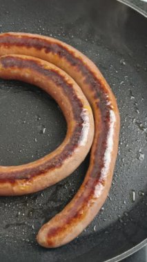 Chorizo 'nun tavada piştiği yakın plan.