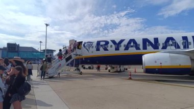 Marignane, Provence-Alpes-Cte d 'Azur, Fransa - 08182024: Marsilya Provence havaalanındaki pistte Ryanair uçağına binen yolcular