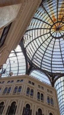 Napoli, İtalya 'daki Umberto Galerisi' nin cam tavanı.