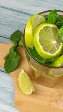 Masadaki mojito bardaklarını kapat.