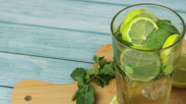 Masadaki mojito bardaklarını kapat.