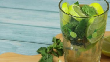 Masadaki mojito bardaklarını kapat.