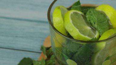 Masadaki mojito bardaklarını kapat.