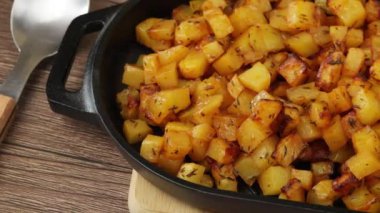 Bir tabak patates kızartması, yakın plan.