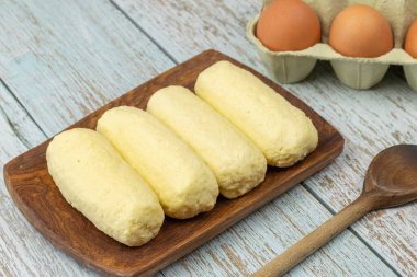 Taze hamur tatlısı, yakın plan, masanın üstünde.