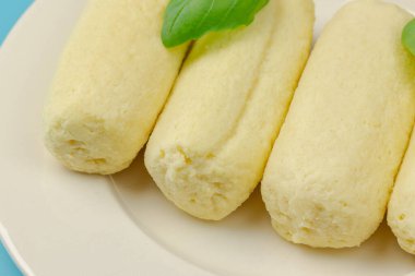 Taze hamur tatlısı, yakın plan, masanın üstünde.