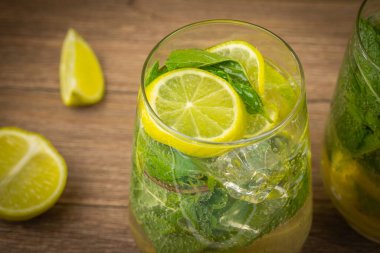 Masadaki mojito bardaklarını kapat.