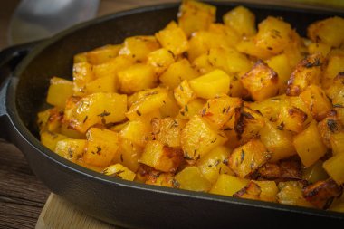 Bir tabak patates kızartması, yakın plan.