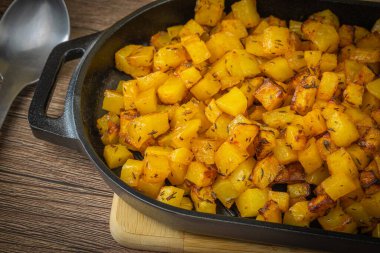 Bir tabak patates kızartması, yakın plan.