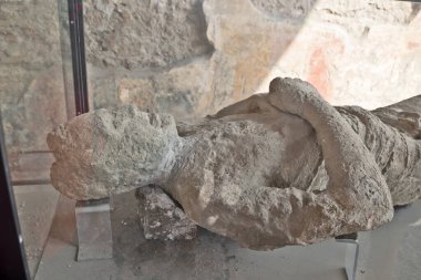 Pompeii Campania İtalya 'daki bir vitrinde Vesuvius volkanı patlamasının kurbanının alçı kalıbı.