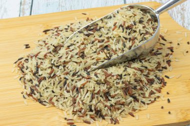 Üç ham pirzolanın karışımı, bir kaşıkta yakın plan.