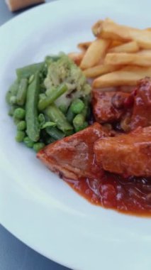 Zeytin ve domates sosuyla pişirilmiş dana eti.