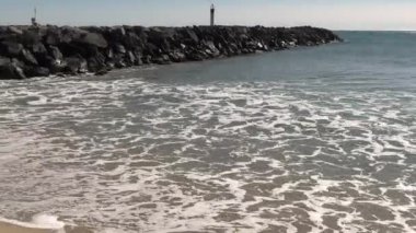 Roquille sahili ve deniz feneri manzarası