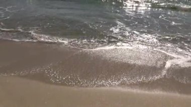 Dalgalar, kabaca Kaptan d 'Agde' de bir sahilde