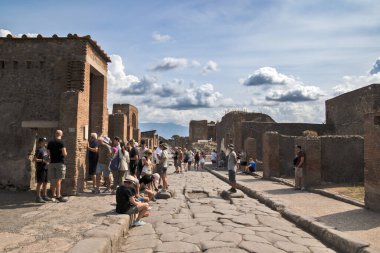 Pompeii, Campania, İtalya - 08192024: Rehberli bir grup turist Pompei 'deki harabe bir sokakta