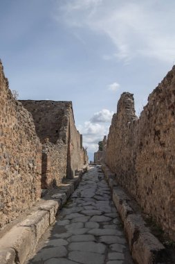 Pompeii 'nin yıkılmış şehrinde bir sokak.