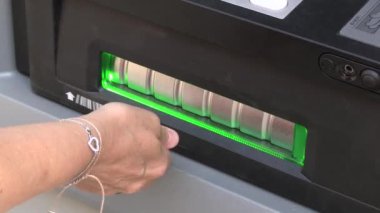 ATM 'den para toplayan bir kadının eli.