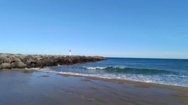 Roquille sahili ve deniz feneri manzarası