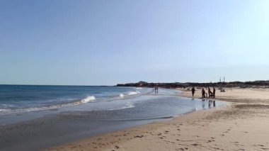 Kaptan d 'Agde sahilinde yüzen turistler