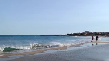 Kaptan d 'Agde sahilinde yüzen turistler