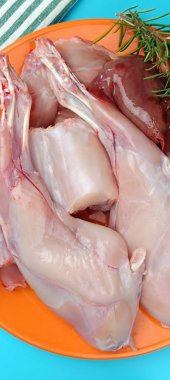 Çiğ tavşan parçaları, yakın plan, tabakta.