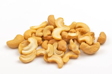 Beyaz bir arka plan üzerinde izole kaju fıstığı