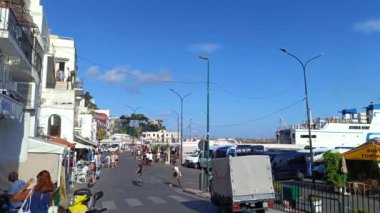 Capri, Campania, İtalya - 08212024: Capri Adası 'ndaki (İtalya) bir sokak manzarası)