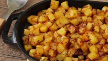 Bir tabak patates kızartması, yakın plan.