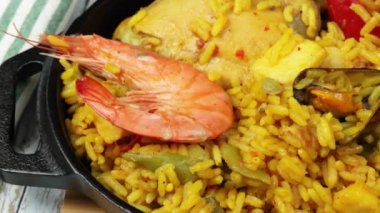 Paella tabağı, yakın plan, masanın üstünde.
