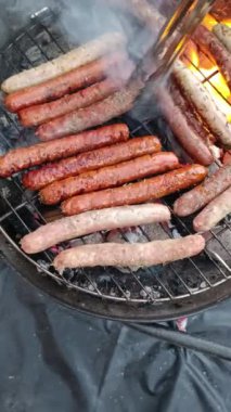 Sosisler ve merguez mangal ızgarasında pişiyor.