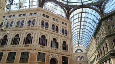 Napoli, Campania, İtalya - 08182024: Napoli, İtalya 'daki Umberto Galerisi' nin cam tavanı