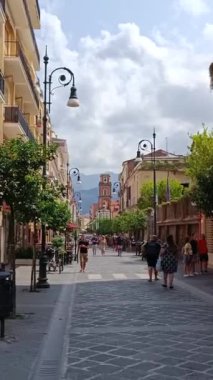 Sorrento, Campania, İtalya - 082024: İtalya 'nın Sorrento kentindeki sokak