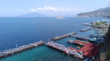 Sorrento, Campania, İtalya - 082024: Sorrento kentinin turistik plajları