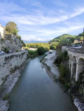 Vaison le Romaine, Vaucluse, Fransa - 10132024: Vaison-la-romaine kasabasındaki Roma köprüsünden Ouvze Nehri manzarası