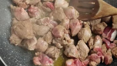 Kuzu eti pişiriyorum, yakın plan, tavada.