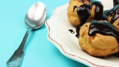 Bir tabak çikolatalı profiterol, yakın plan.