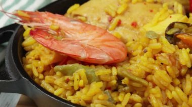 Paella tabağı, yakın plan, masanın üstünde.